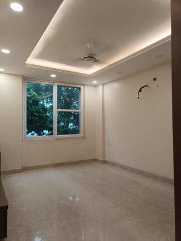 Room in 3 BHK Builder Floor at Surajmal Vihar – for Rent