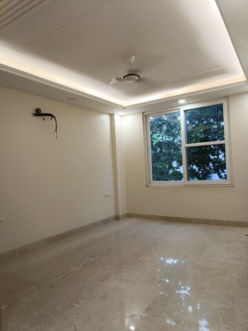 Room in 3 BHK Builder Floor at Surajmal Vihar – for Rent