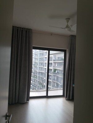 Room in 3 BHK Apartment at Ireo Skyon, Sector 60 – for Rent
