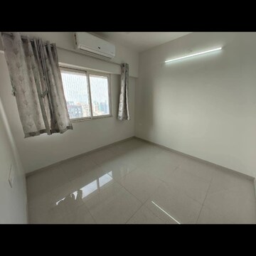 Room in 2 BHK Apartment at Omkar Signet, Kasam Baug – for Rent
