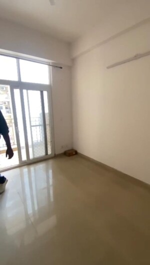 Room in 3 BHK Apartment at Amrapali Golf Homes, Sector 4 Greater Noida – for Sale