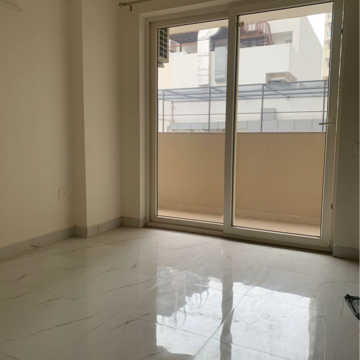 Room in 3 BHK Apartment at Ramprastha City The Edge Towers, Sector 37d – for Rent