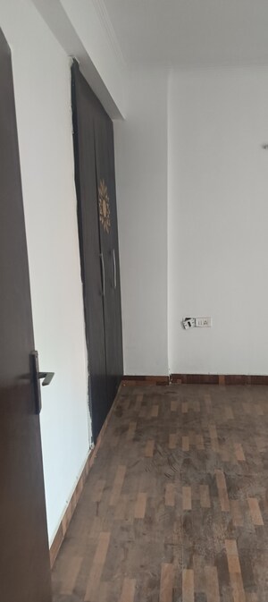 Furnished Amenities in 2 BHK Apartment at Gardenia Golf City, Sector 75 – for Rent