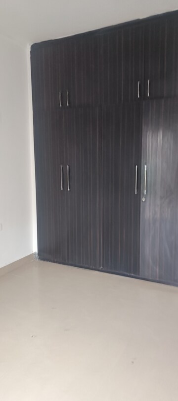 Room in 2 BHK Apartment at Gardenia Golf City, Sector 75 – for Rent