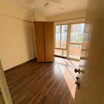 Room in 4 BHK Apartment at Piedmont Taksila Heights, Sector 37c – for Rent