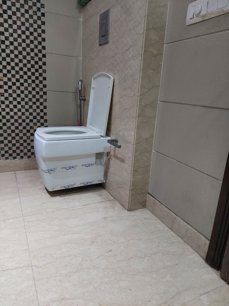 Bathroom, greater kailash ii 3 Bedroom 250 Sq.Yd. Builder Floor In Greater Kailash ii Delhi 9221738