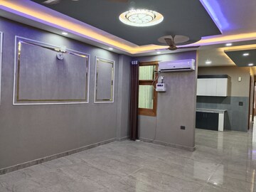Room in 3 BHK Apartment at Panchsheel Vihar – for Rent