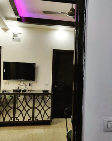 Furnished Amenities in 2.5 BHK Apartment at Mahagun Moderne, Sector 78 – for Sale