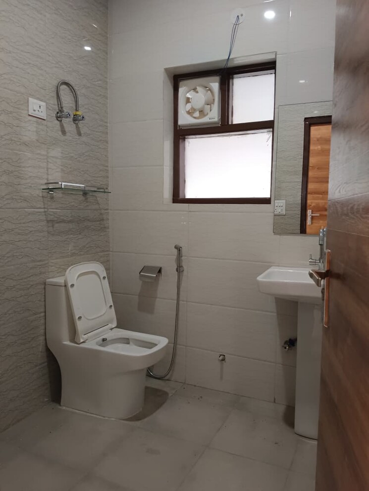 Bathroom, vijay-ratan-vihar 3 Bedroom 1450 Sq.Ft. Apartment In Sector 15 Gurgaon 9221834