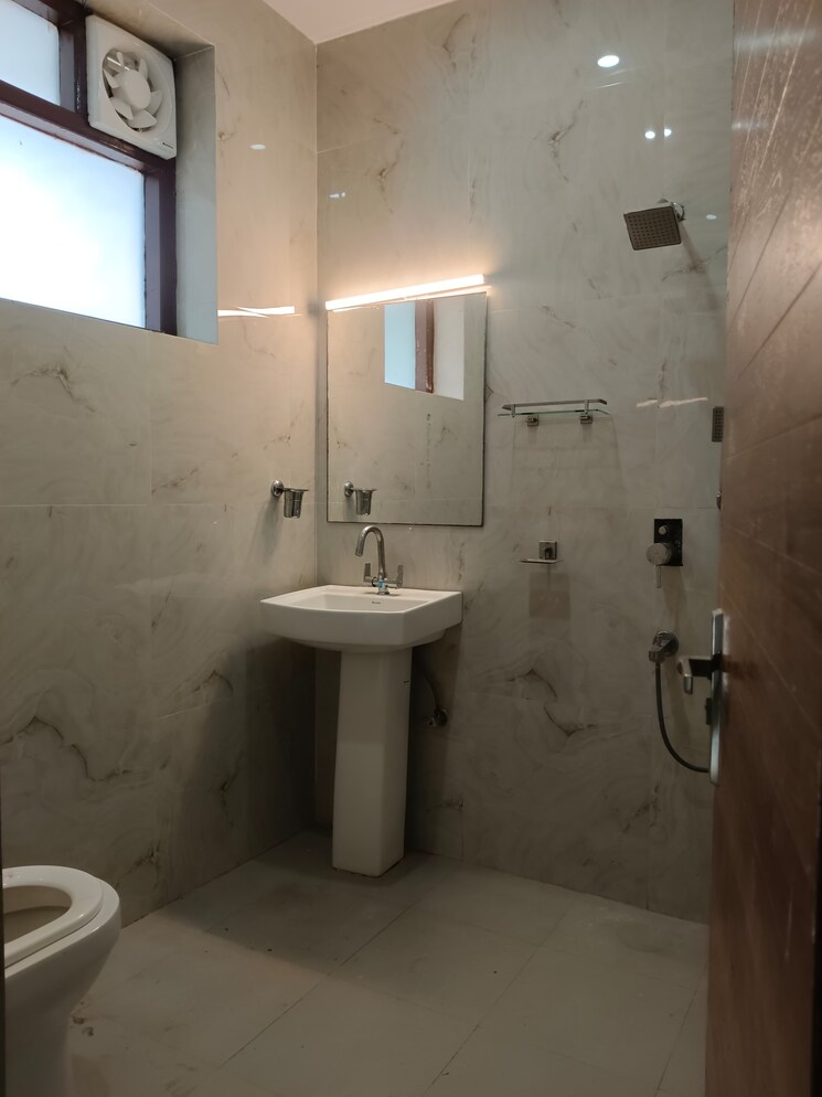 Bathroom, vijay-ratan-vihar 3 Bedroom 1450 Sq.Ft. Apartment In Sector 15 Gurgaon 9221834