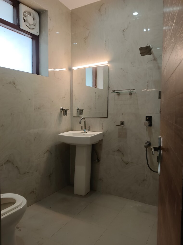 Bathroom, vijay-ratan-vihar 3 Bedroom 1450 Sq.Ft. Apartment In Sector 15 Gurgaon 9221834