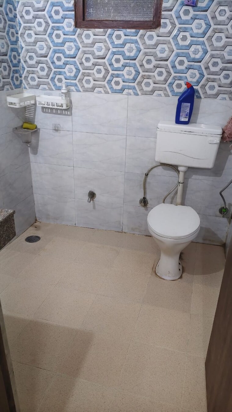 Bathroom, sultanpur 1 Bedroom 50 Sq.Yd. Apartment In Sultanpur Delhi 9222027