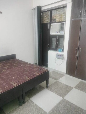 Room in 1 RK Apartment at Varun Enclave, Sector 28 – for Rent