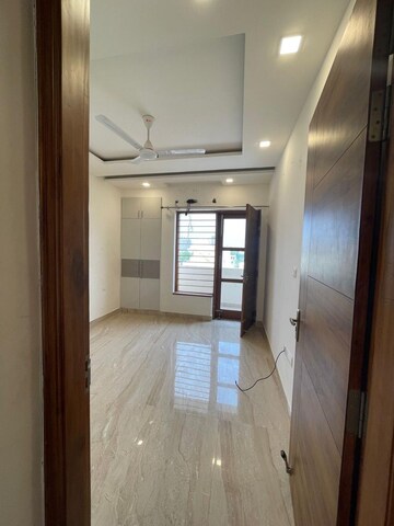 Room in 2 BHK Builder Floor at RPS Palm Drive, Sector 88 – for Rent