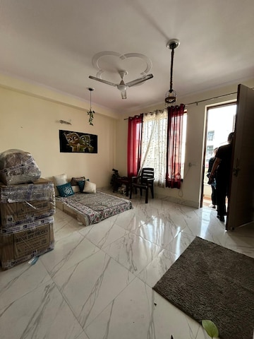 Room in 2 BHK Apartment at Ambience Creacions, Sector 22 – for Rent