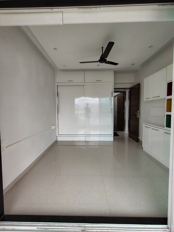 Room in 3 BHK Apartment at Kandivali West – for Sale