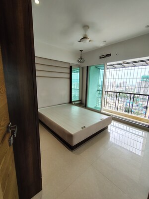 Room in 3 BHK Apartment at Kandivali West – for Sale