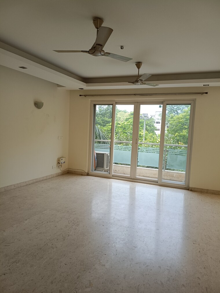 Room, new friends colony 4 Bedroom 500 Sq.Yd. Builder Floor In New Friends Colony Delhi 9222422