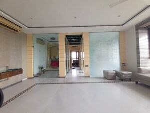 Room in 4 BHK Apartment at Oberoi Realty Woods, Goregaon East – for Rent