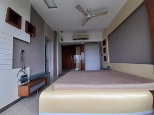 Bedroom in 4 BHK Apartment at Oberoi Realty Woods, Goregaon East – for Rent