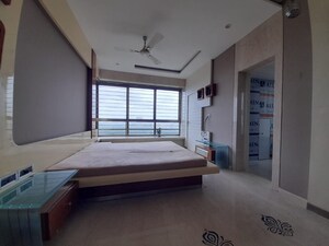 Room in 4 BHK Apartment at Oberoi Realty Woods, Goregaon East – for Rent