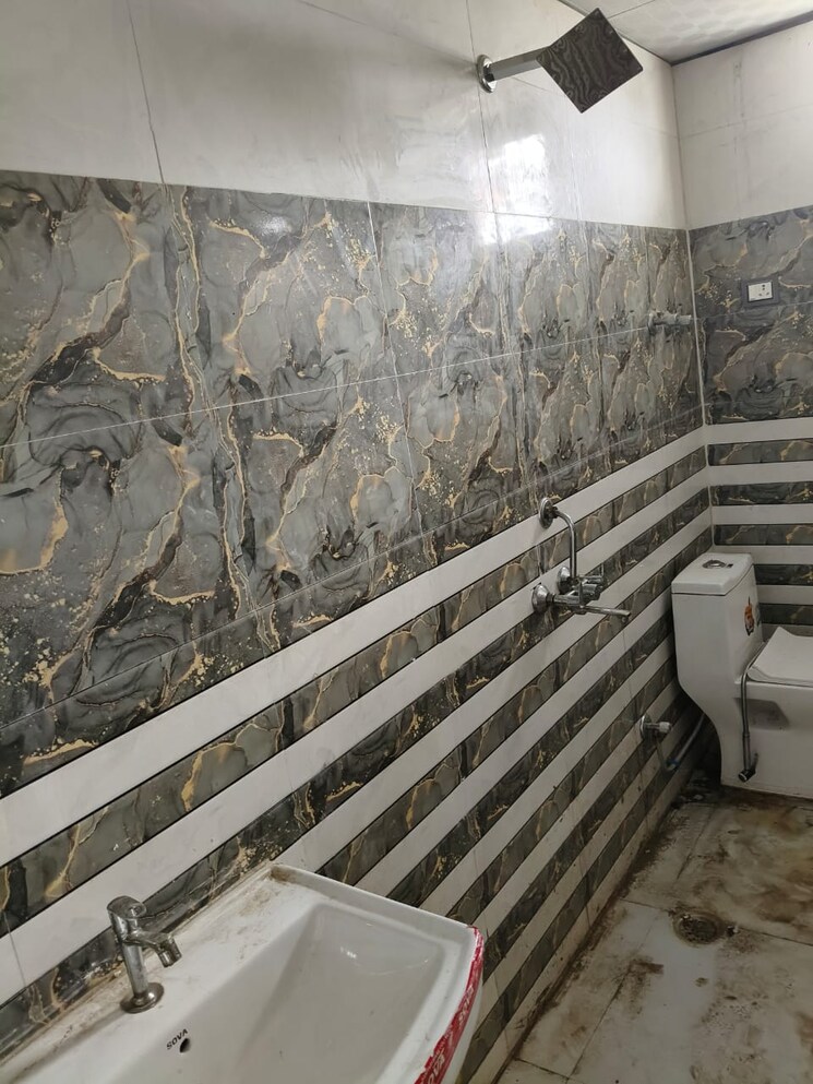 Balcony, sector 73 1.5 Bedroom 654 Sq.Ft. Builder Floor In Sector 73 Noida 9222757