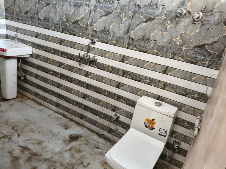 Balcony, sector 73 1.5 Bedroom 700 Sq.Ft. Builder Floor In Sector 73 Noida 9223063