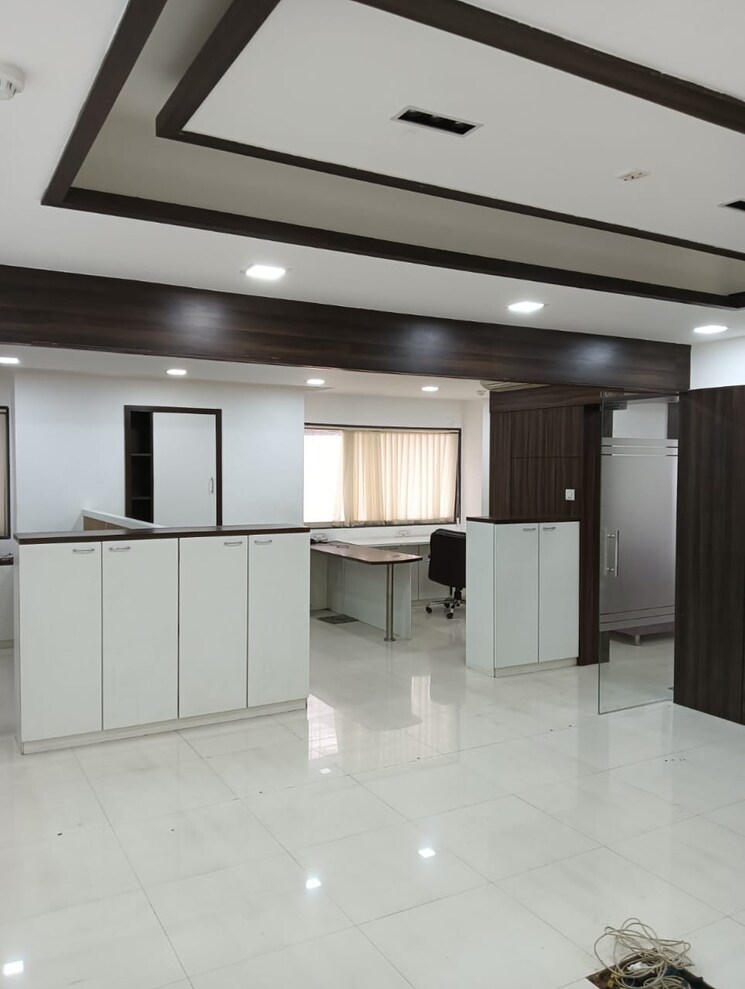 Room, naupada Commercial Office Space 2000 Sq.Ft. In Naupada Thane 9223204
