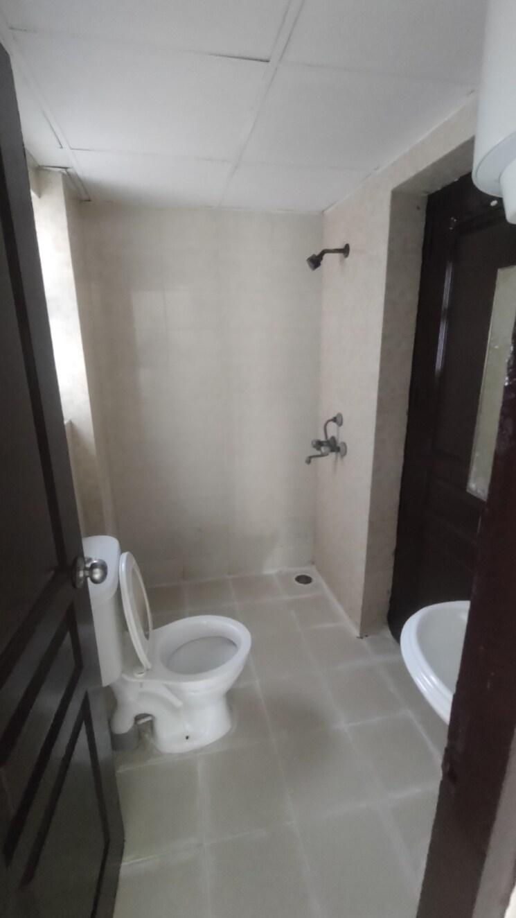 Bathroom, logix-blossom-county 4 Bedroom 1968 Sq.Ft. Apartment In Sector 137 Noida 9223299