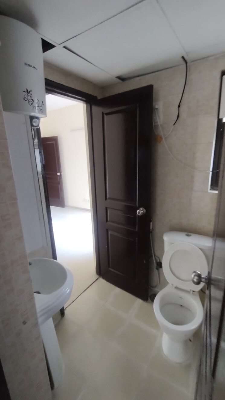 Bathroom, logix-blossom-county 4 Bedroom 1968 Sq.Ft. Apartment In Sector 137 Noida 9223299