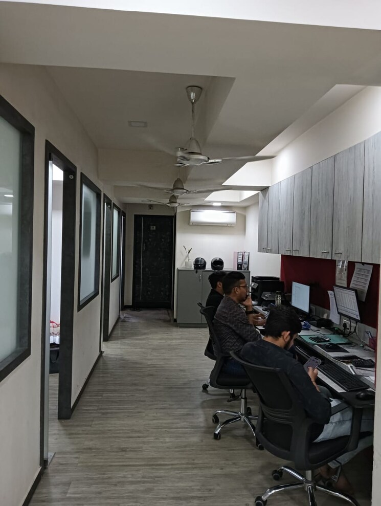  Parking, manpada Commercial Office Space 1500 Sq.Ft. In Manpada Thane 9223328
