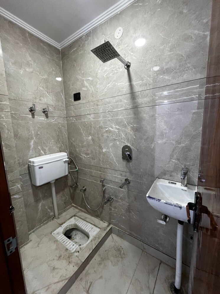 Bathroom, govindpuri 3 Bedroom 900 Sq.Ft. Builder Floor In Govindpuri Delhi 9223364