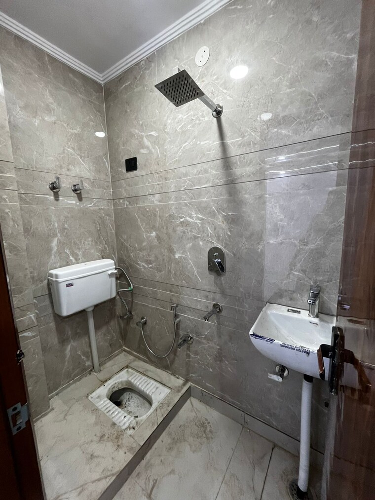 Bathroom, govindpuri 3 Bedroom 900 Sq.Ft. Builder Floor In Govindpuri Delhi 9223364