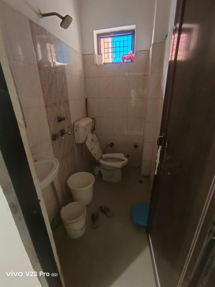 Bathroom, uttam nagar 2 Bedroom 75 Sq.Yd. Builder Floor In Uttam Nagar Delhi 9223361