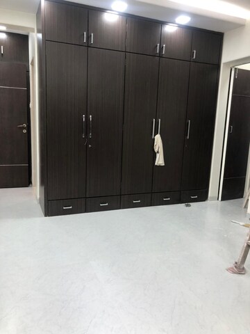 Room in 3 BHK Apartment at Prestige Court, Khar West – for Rent