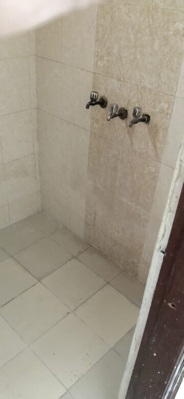 Bathroom in 1 RK Independent House at Varun Enclave, Sector 28 – for Rent