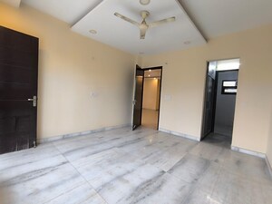 Room in 5 BHK Builder Floor at Green Fields Colony – for Rent
