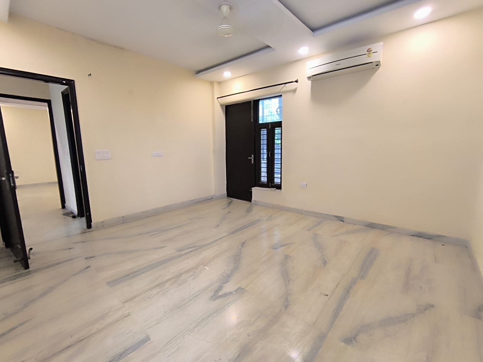 5 BHK + Pooja Room,Servant Room,Study Room,Extra Room Builder Floor For Rent in Green Fields Colony