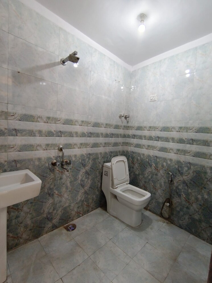 Bathroom, sector 73 3 Bedroom 1400 Sq.Ft. Builder Floor In Sector 73 Noida 9223741