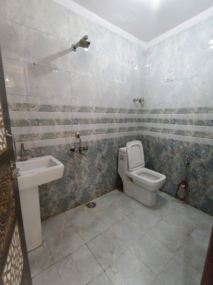 Bathroom, sector 73 3 Bedroom 1400 Sq.Ft. Builder Floor In Sector 73 Noida 9223741