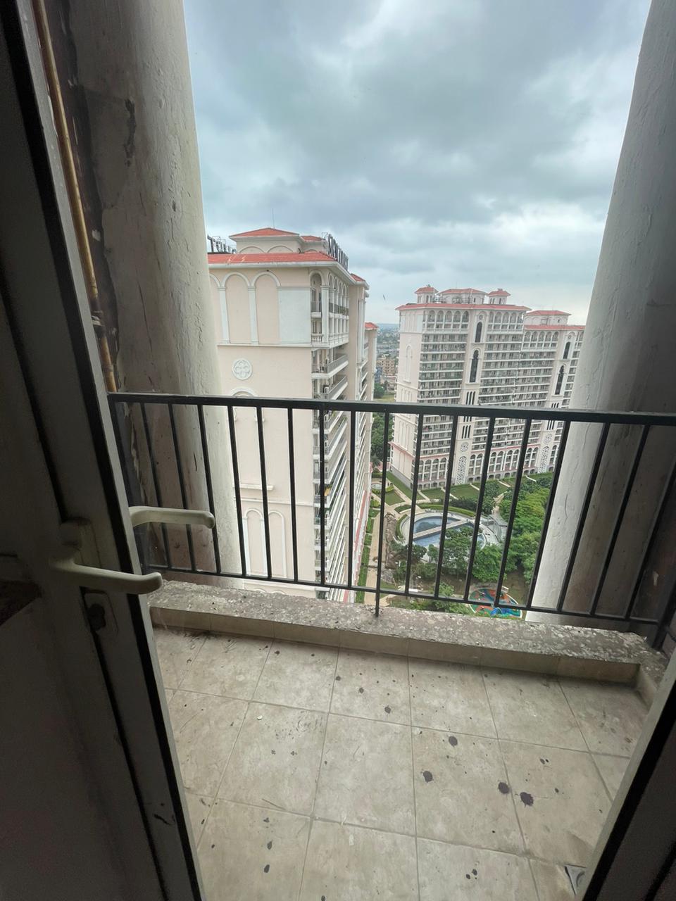 3.5 BHK + Servant Room Apartment For Rent in DLF New Town Heights III