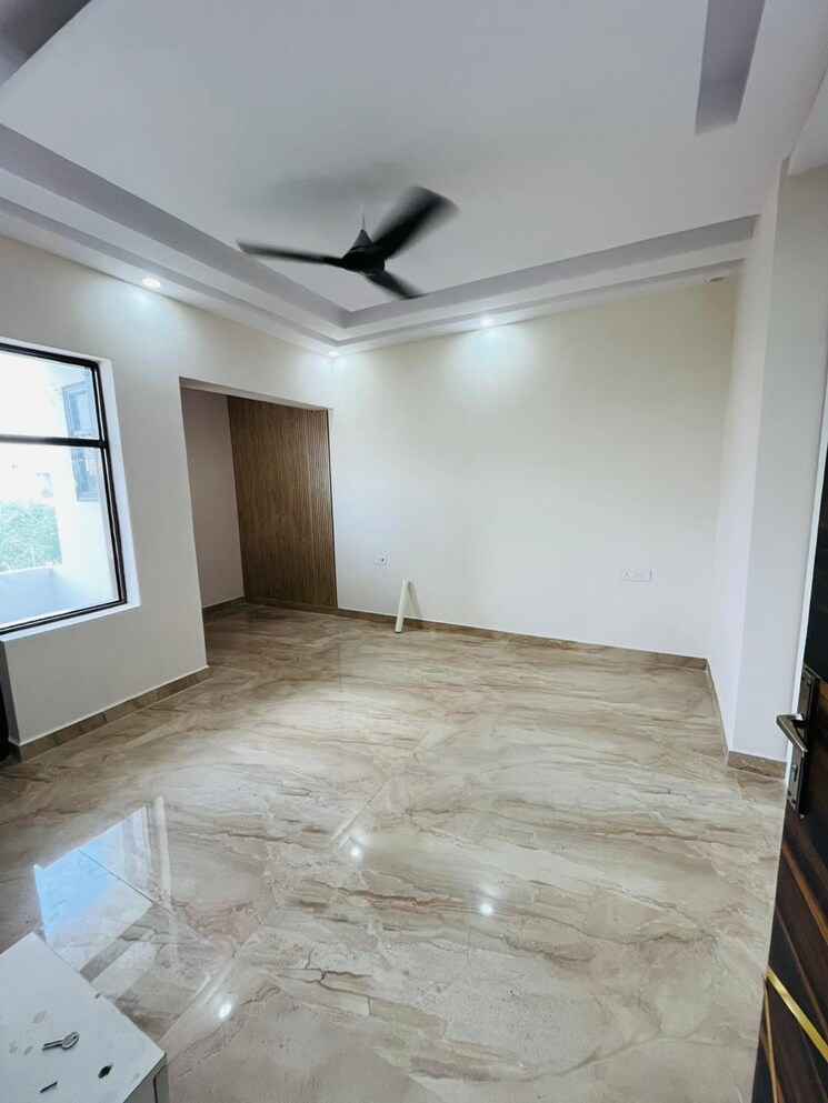 Room, parklands 4 Bedroom 300 Sq.Yd. Builder Floor In Sector 85 Faridabad 9223978