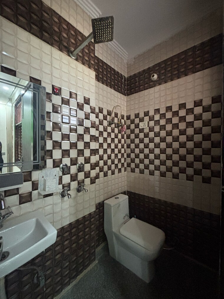 Bathroom, dwarka mor 2 Bedroom 495 Sq.Ft. Builder Floor In Dwarka Mor Delhi 9224011