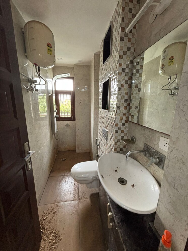 Bathroom, sector 17 dwarka 3 Bedroom 2000 Sq.Ft. Builder Floor In Sector 17 Dwarka Delhi 9224079