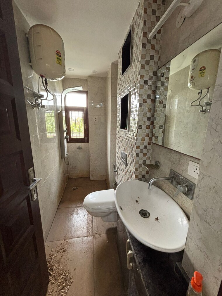 Bathroom, sector 17 dwarka 3 Bedroom 2000 Sq.Ft. Builder Floor In Sector 17 Dwarka Delhi 9224079
