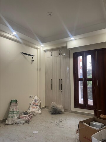 Building Lobby in 3 BHK Builder Floor at Ansal Plaza Sector-23, Sector 23 – for Rent