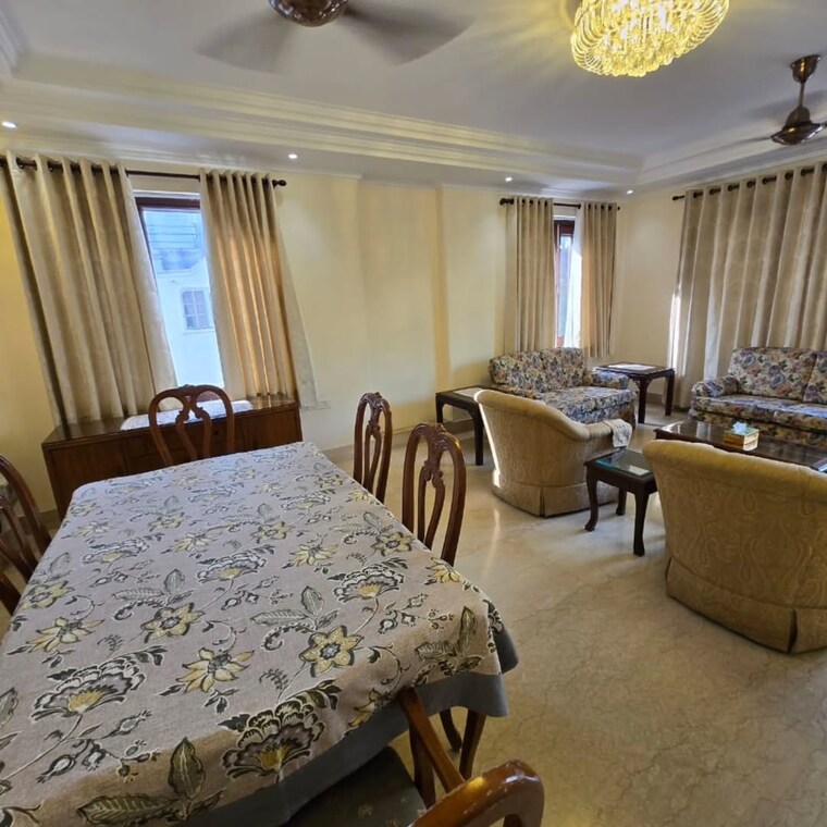 Bedroom, shakti nagar 3 Bedroom 140 Sq.Yd. Builder Floor In Shakti Nagar Delhi 9224446