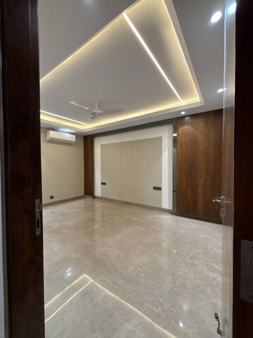 Room in 3 BHK Builder Floor at Green Park – for Rent