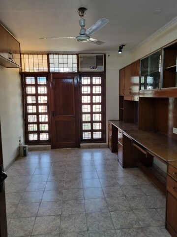 Room in 6 BHK Independent House at RWA Apartments Sector 15, Sector 15 – for Rent