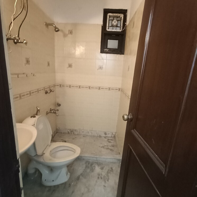 Bathroom, kalkaji 2.5 Bedroom 960 Sq.Ft. Builder Floor In Kalkaji Delhi 9224520